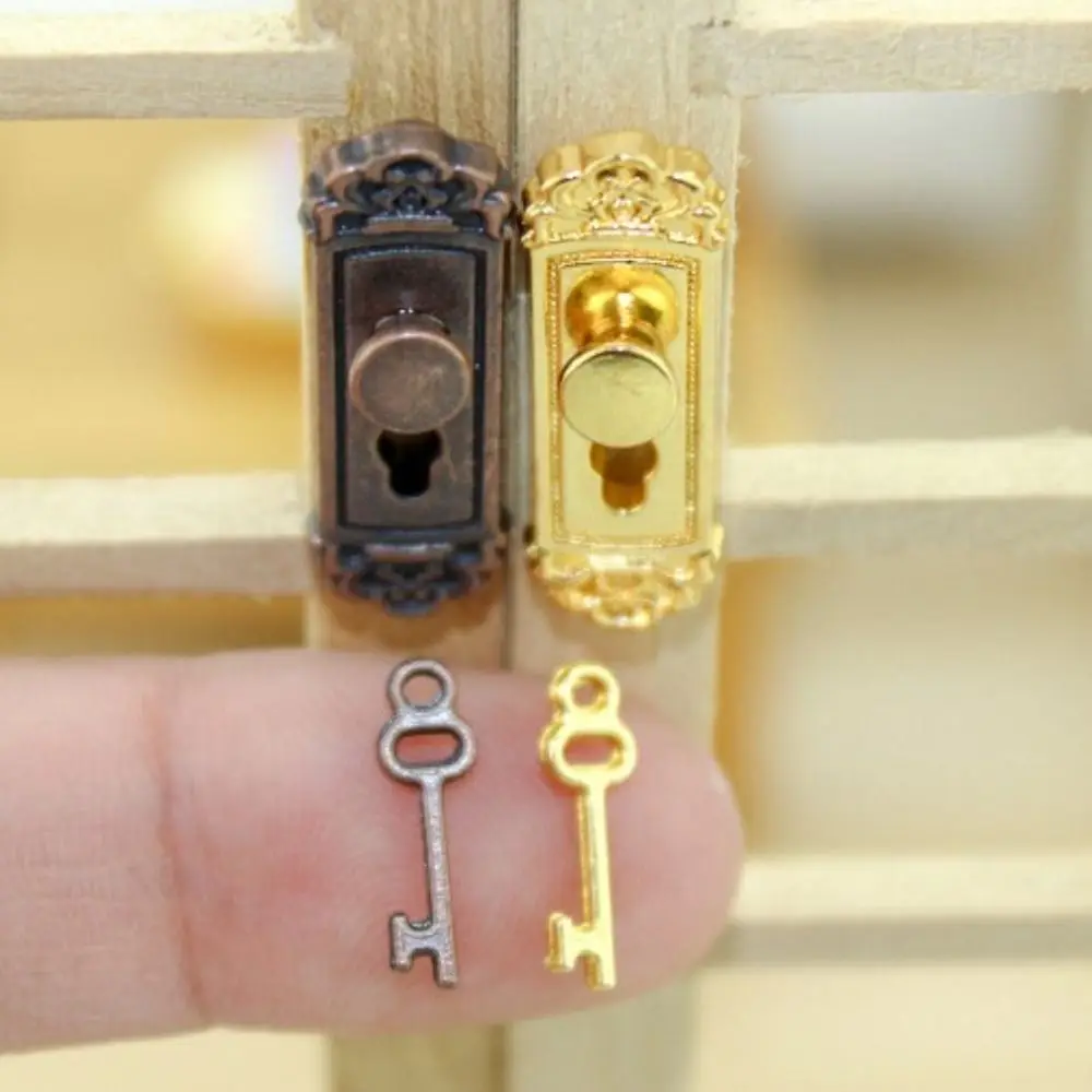 1:12 Mini juguete DIY para juego de imitación, juego de llaves con perillas doradas, accesorios para casa de muñecas con cerradura, manijas de puerta en miniatura de bronce para niños