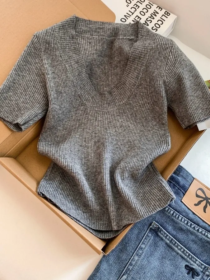 

Женский серый топ с V-образным вырезом и коротким рукавом, приталенный крой, из мягкого полиэстера, для повседневной носки, в стиле Commute, модный дизайн