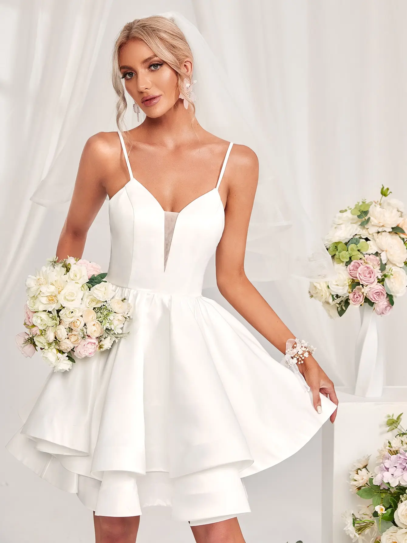 Mgiacy Weißes Brautkleid mit V-Ausschnitt, knielang, rückenfrei