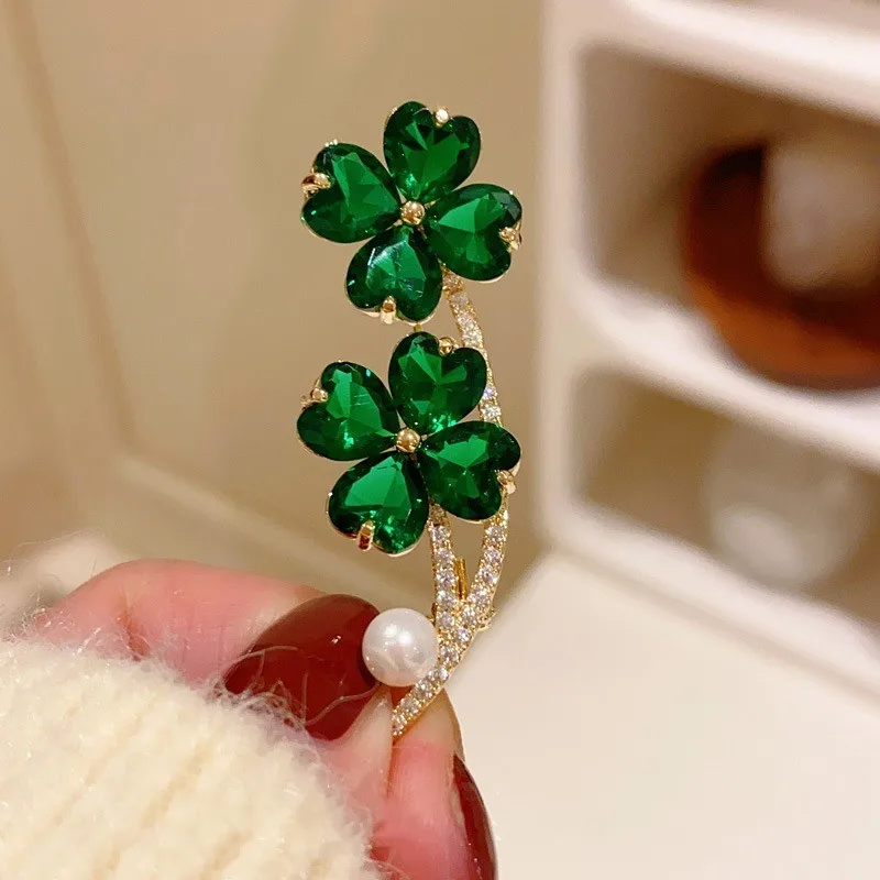 Delicate Green Crystal Lucky Four Leaf Clover Brooches for Women Retro Pearl Lapel Pin Female Wedding Clothing Jewelry