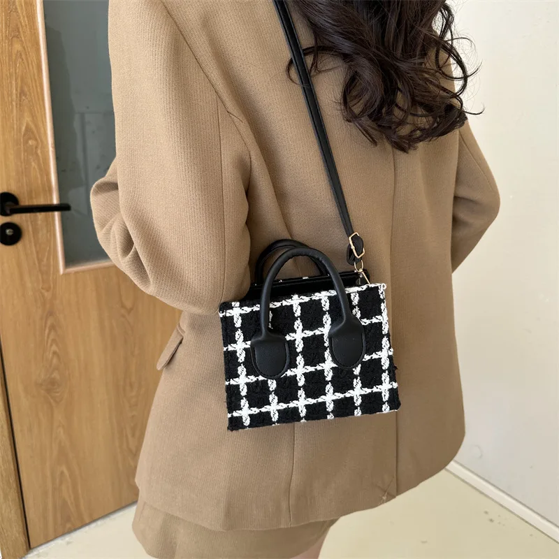 

New Ladies Handbag Fashion Crossbody Bag Plaid Female Shoulder Bag Diagonal Light Simple Temperament Handbag Shoulder Bag