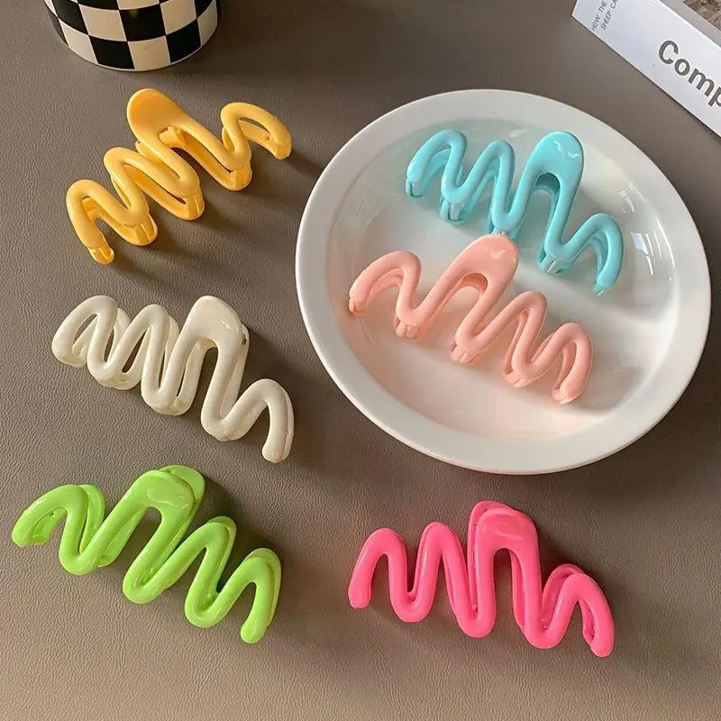 Bunte Jelly-Wellen-Haarklammer, Haarklammer im Haifisch-Design für Frauen und Mädchen, koreanische, süße, einfache, unregelmäßige Haarklammer, Haaraccessoires – Detail 1