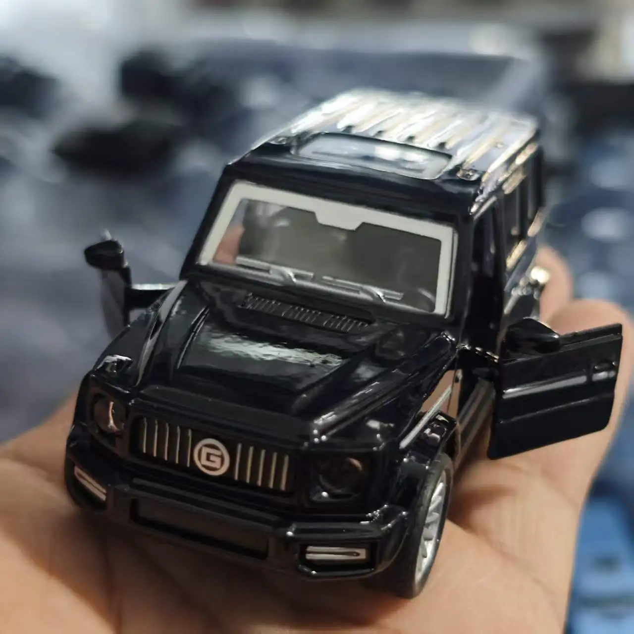 (Corrugated Box) 1/43 Scale Replica of a G-Class Alloy SUV Toy Car, Die-Cast Metal, Boy's Toy, Exquisite Gift.