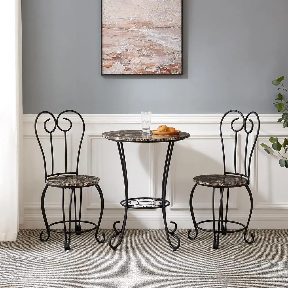 Set da bistrot da interno vintage in stile francese: tavolo rotondo in aspetto marmo con struttura dorata e sedie marroni