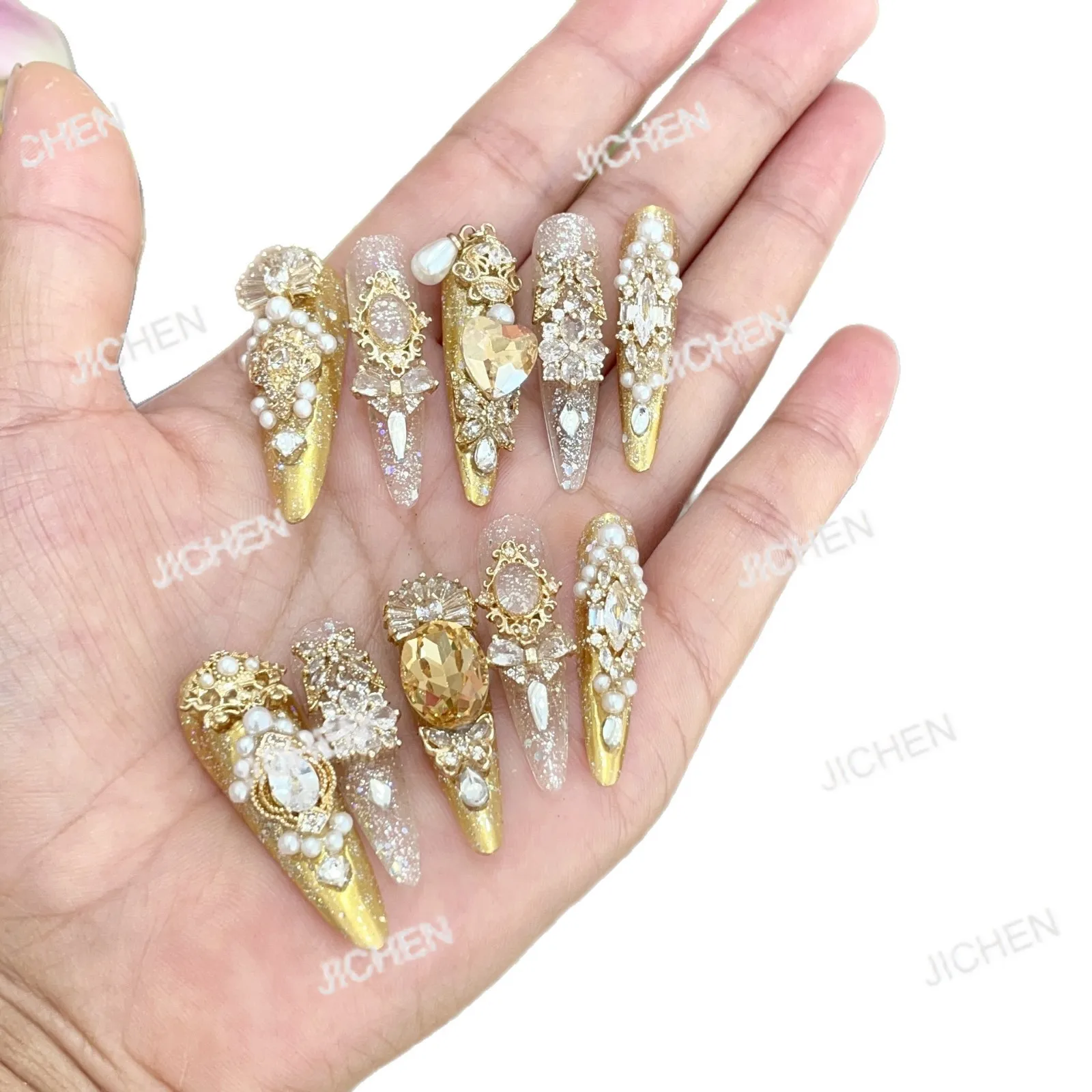 

Pure handmade armor, luxurious full of diamonds and flash temperament, long manicure full of diamonds and lights