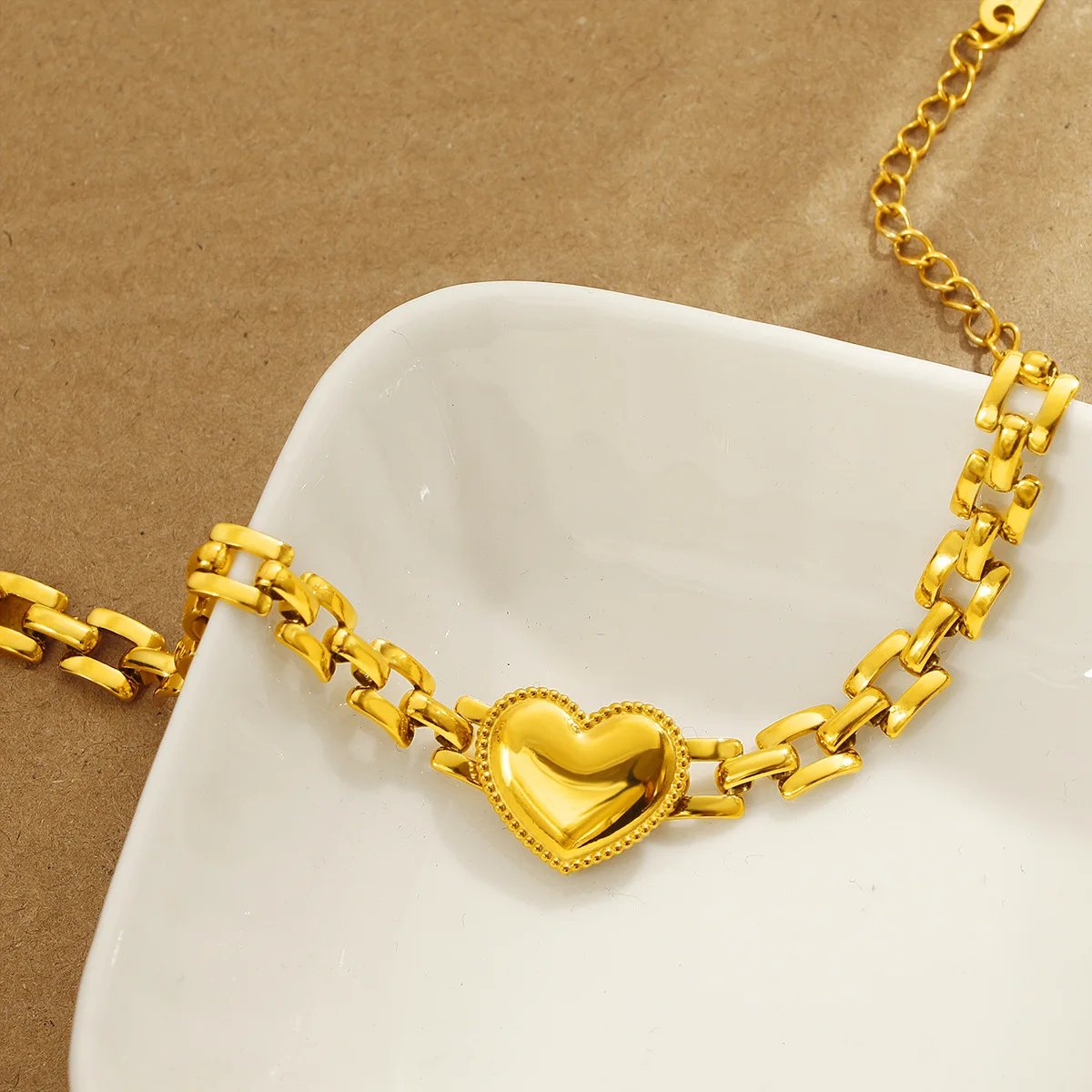 

Новый браслет-цепочка из титановой стали в европейско-американском стиле 2026 года для женщин: модный, универсальный, с толстой цепью, легкий люкс, трендовый