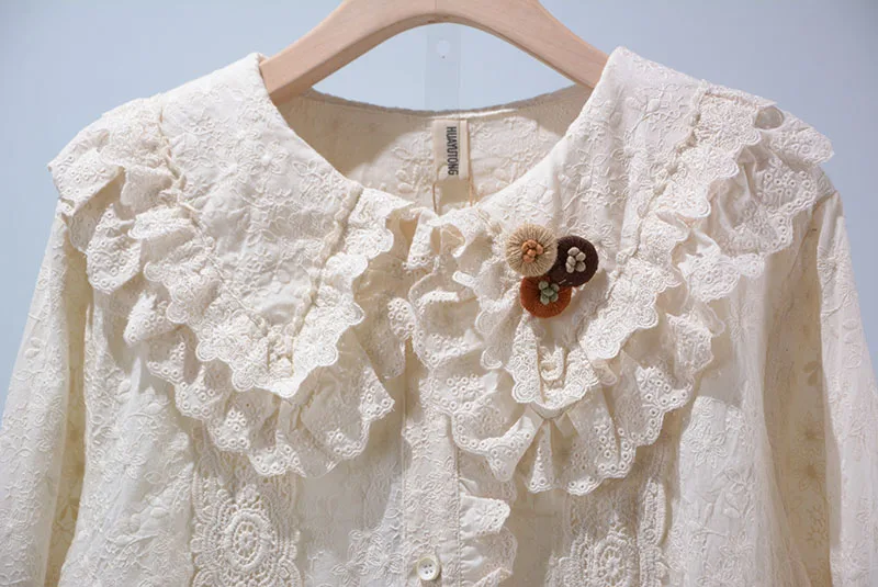 Frühling 202 Süßes, lockeres Baumwollkleid für Damen mit besticktem Puppenkragen, Spitzeneinsatz und langen Ärmeln im geraden Schnitt