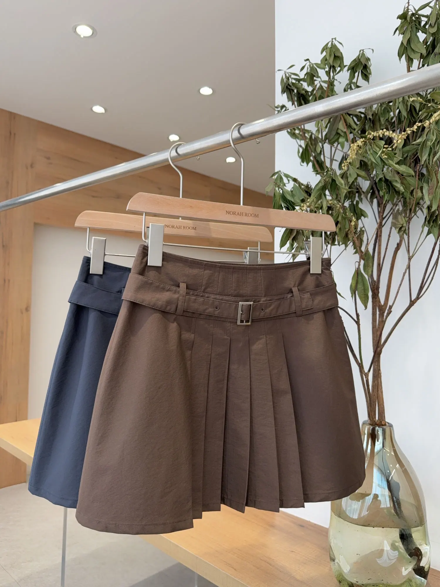 

Nuo Xiaola Authentic Brand Spring 2025 Metal Bule Pleated Skirt Korean Sle High Waist A-Line Cotton Blend S...