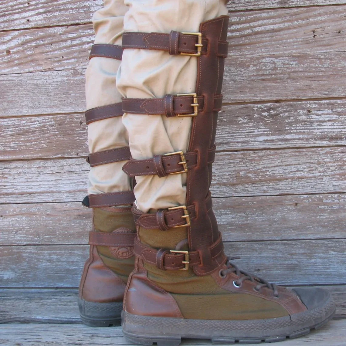 Średniowieczny Renesansowy Wojownik PU Skórzany Ochraniacz na Nogi Klamra Regulowany Pokrowiec na Buty Rekwizyt Outdoorowy Cosplay