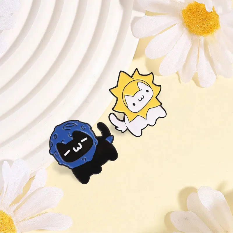 Sonnen- und Mond-Katzen-Abzeichen Emaille-Pin Niedlicher Sonnenhut Weiße Katze & Mond-Kappe Schwarze Katze Broschen Taschen Revers-Abzeichen Schmuck Geschenk für Freunde – Detail 4