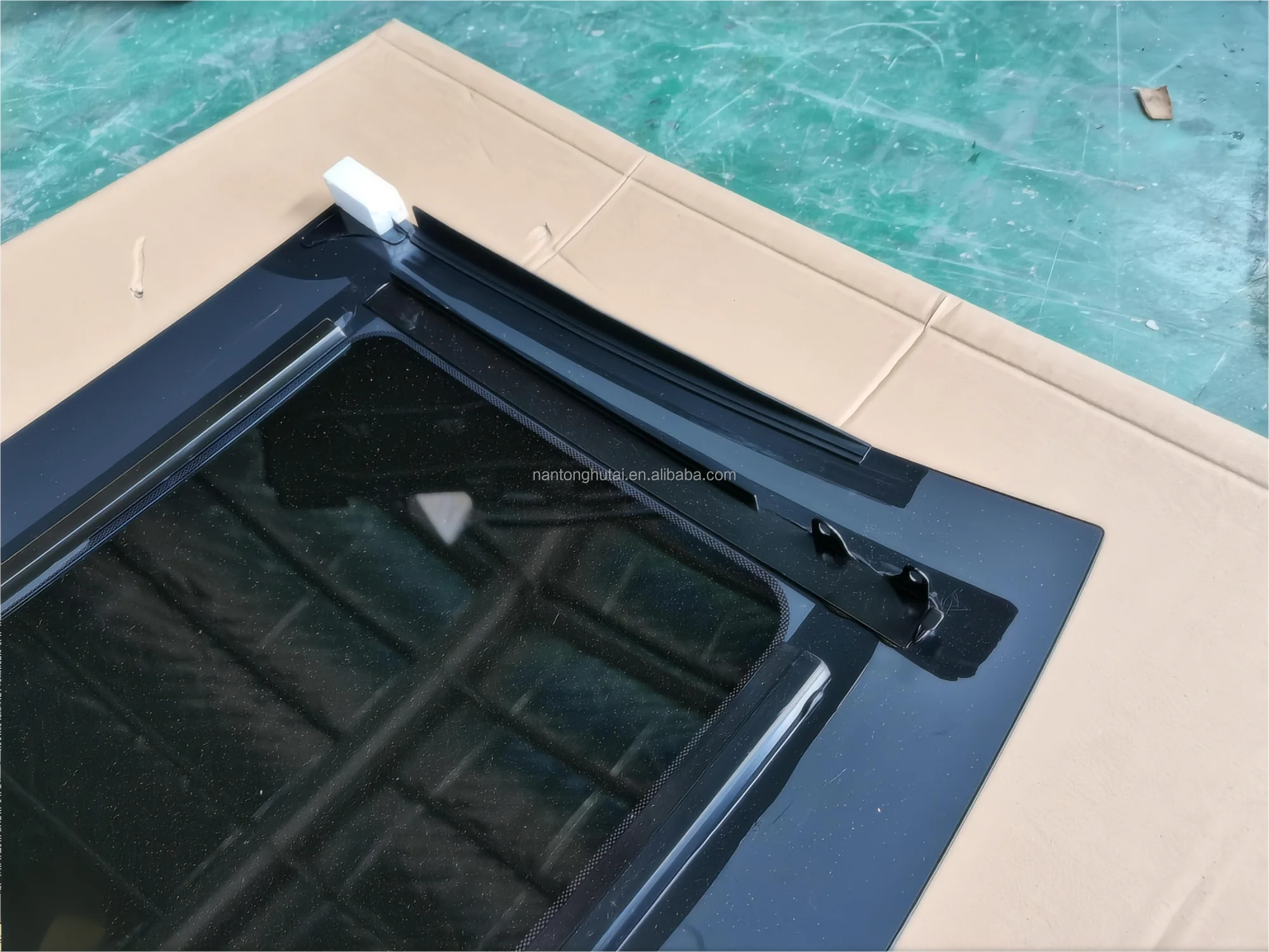 Wholesale Auto Parts Auto Glass for RENAULT LATITUDE/SAMSUNG SM5 4D SEDAN 2010 Middle Sunroof Car Windows