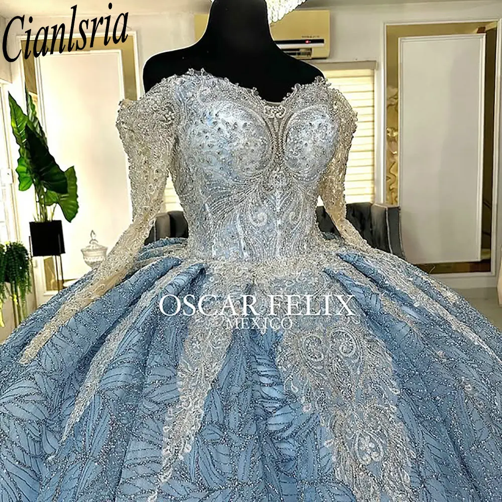 Hellblaues, glitzerndes Kristall-Langarm-Quinceanera-Kleid, Ballkleid, schulterfrei, Applikationen, süßes 15-jähriges mexikanisches Maßgeschneidert