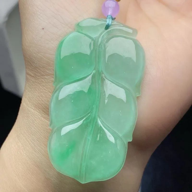 colgante, de tipo hielo, con un tono verde vibrante, que presenta un diseño de hojas con un patrón floral flotante y un jade transparente y brillante.