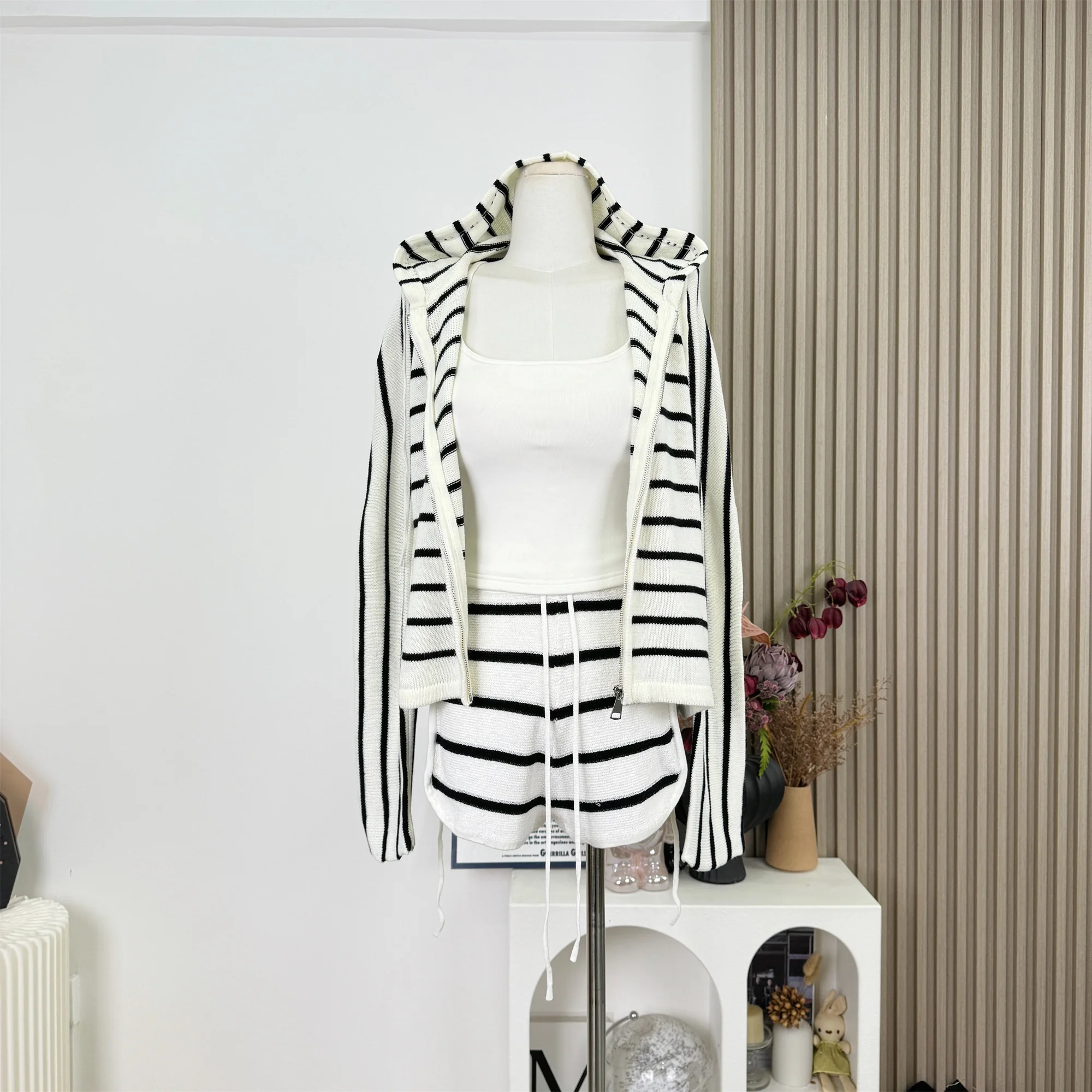 

2025 Новый женский полосатый ленивый стиль Sweet Desire вязаный кардиган шорты комплект