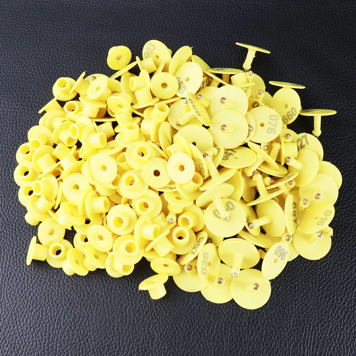 

100Pcs Plastic Livestock Ear Tags 1-100 Number Yellow Fool-Proof One-Piece Design for Pig Cattle Goat Animal Marking Tag