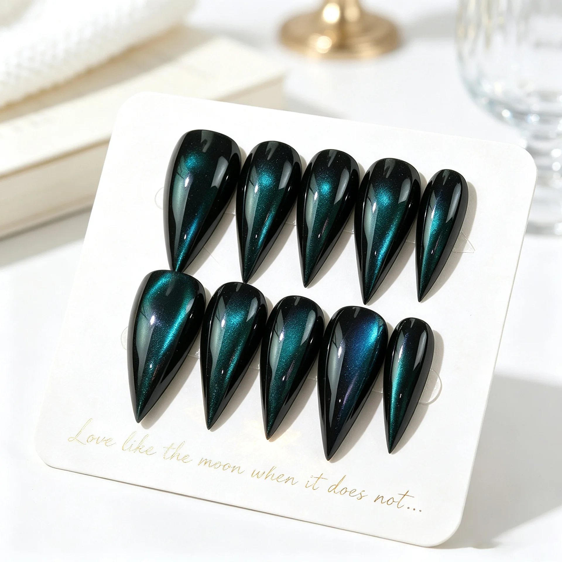 30pcs Dragon Claw Press on Nails Dark Green Cat Eye Metallic Shimmer Glossy False Nail Long Point Full Cover Nail Tips for Women