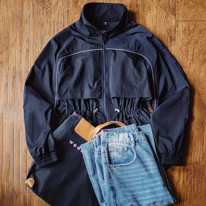 Damska lekka kurtka wiatrówka Maden z krótkim kołnierzem stójką, granatowa parka z kontrastowymi elementami i regulacją w talii, idealna na wiosnę i jesień.