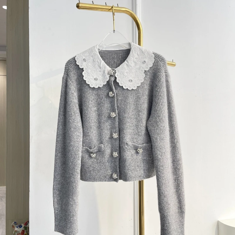 

Свитер-кардиган с воротником Питер Пэн, серый, вязаный, с кружевной вышивкой и кристаллическими пуговицами, с длинными рукавами