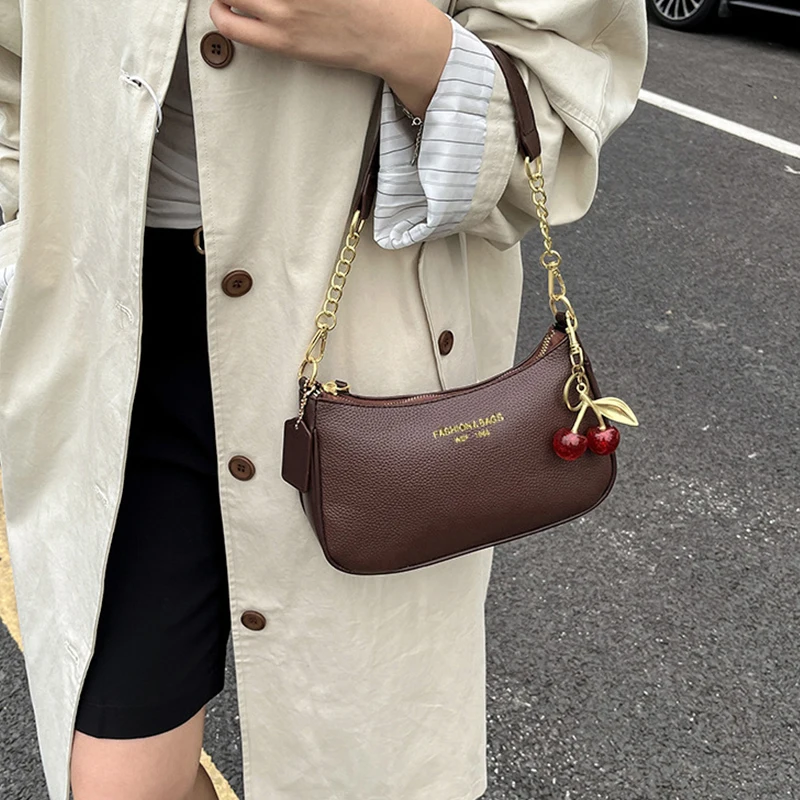 Schwarze Damen-Umhängetasche aus Kunstleder mit Kirsch-Anhänger, Casual-Stil für Arbeit, Reisen und den täglichen Gebrauch, Unterarmtasche, Handtasche – Detail 4