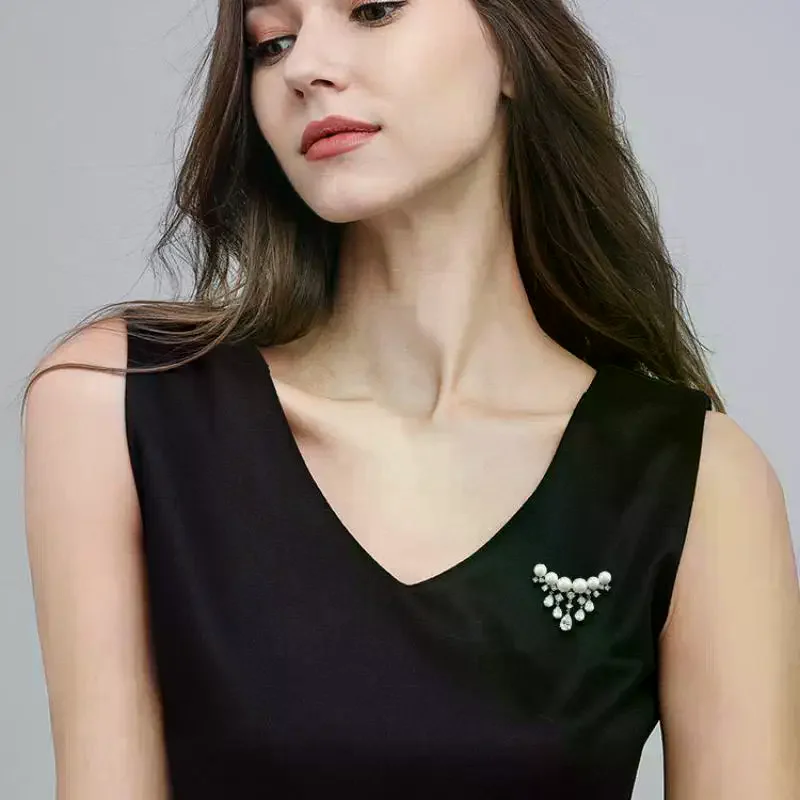 1Pcs Fashion Classic Laddy Exquisite Crystal Clothing Coat Suit Pin Corsages Elegant Women Girls Pearl Pendant Brooch Badges