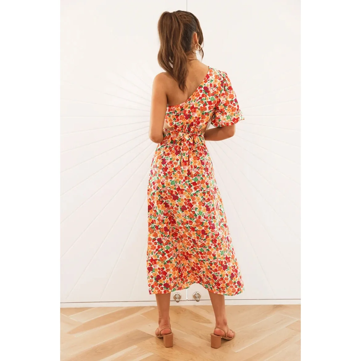 Damska Wiosenno-Letnia Nowa Seksowna Sukienka z Odkrytymi Ramionami Codzienna Luźna Sukienka w Małe Kwiatki z Wysokim Stanem Wyszczuplająca