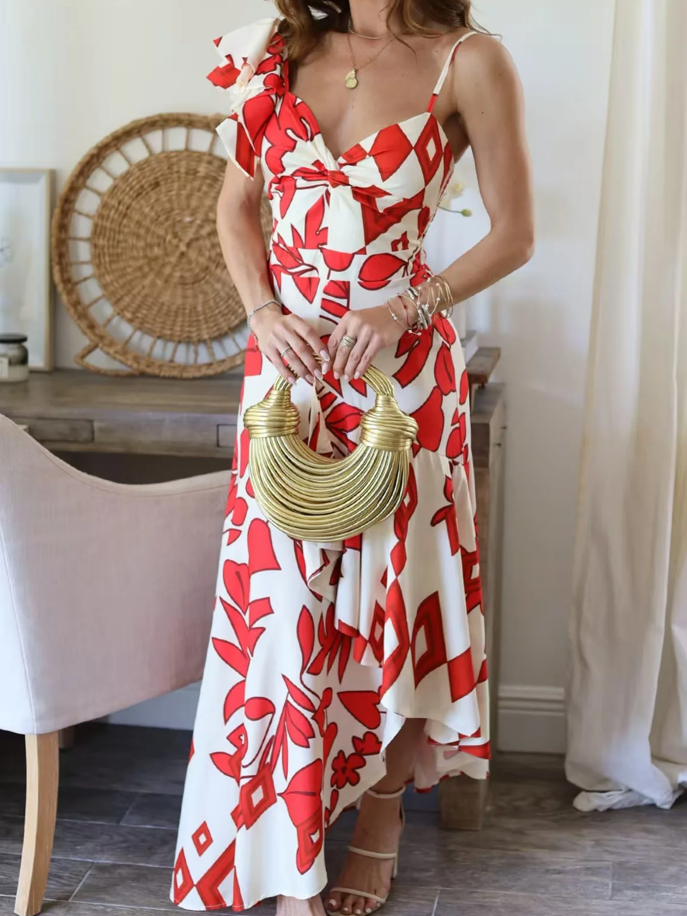 

Женское элегантное, изысканное и сексуальное платье без бретелек.