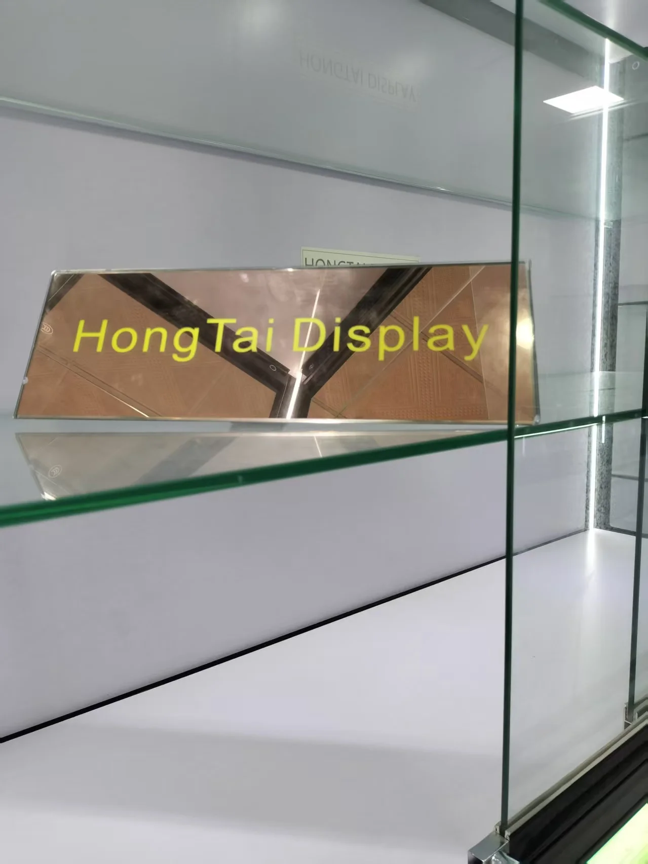 Custom.Popular Latest Modern Designed Wall Cabinet Smoke Shop Display Multi Color Light Retail Shop Display for High Showcase