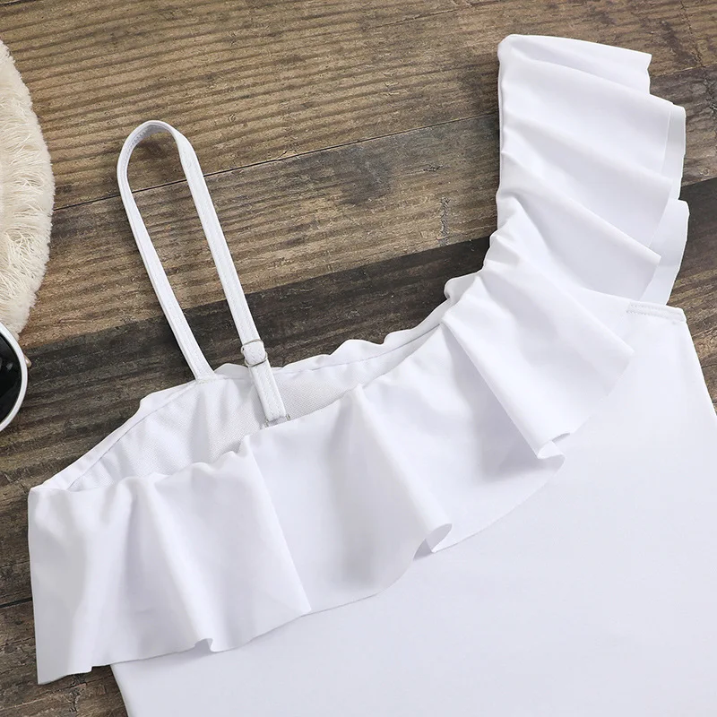 Traje de baño Sexy de Color sólido para mujer, traje de baño de retazos de malla de una pieza, ropa de playa de un hombro con volantes a la moda