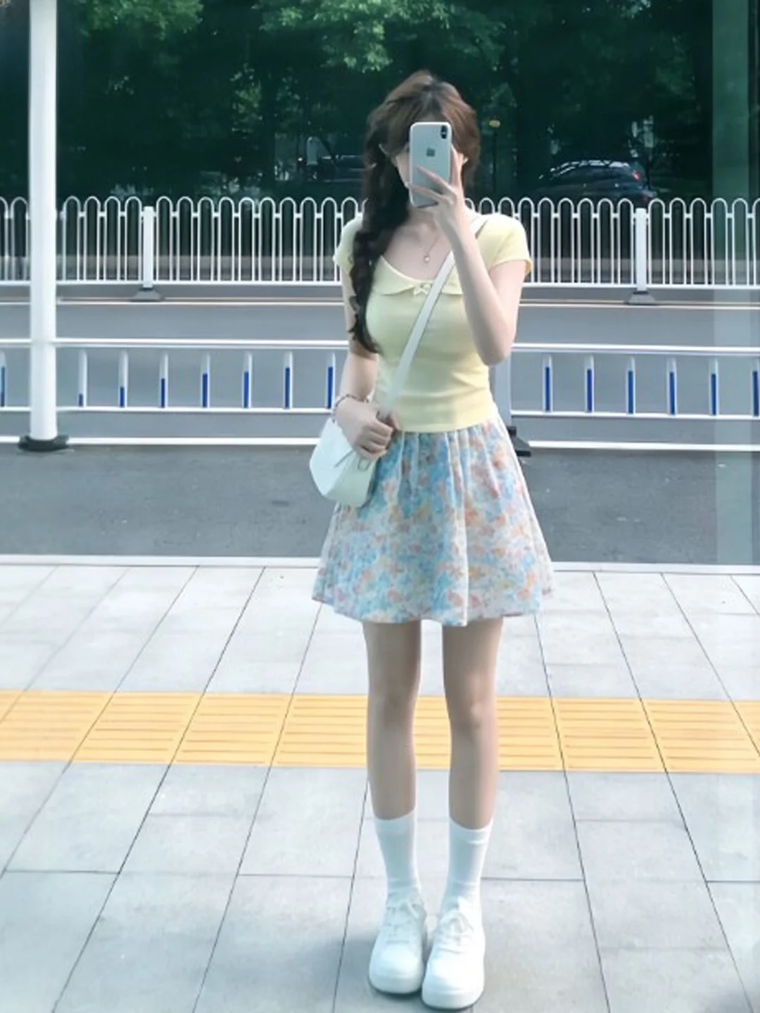 

Комплект с цветочным принтом: футболка и юбка. Красивый летний наряд из двух предметов. Молодежный комплект: футболка и короткая юбка с высокой талией. Удобный и модный.