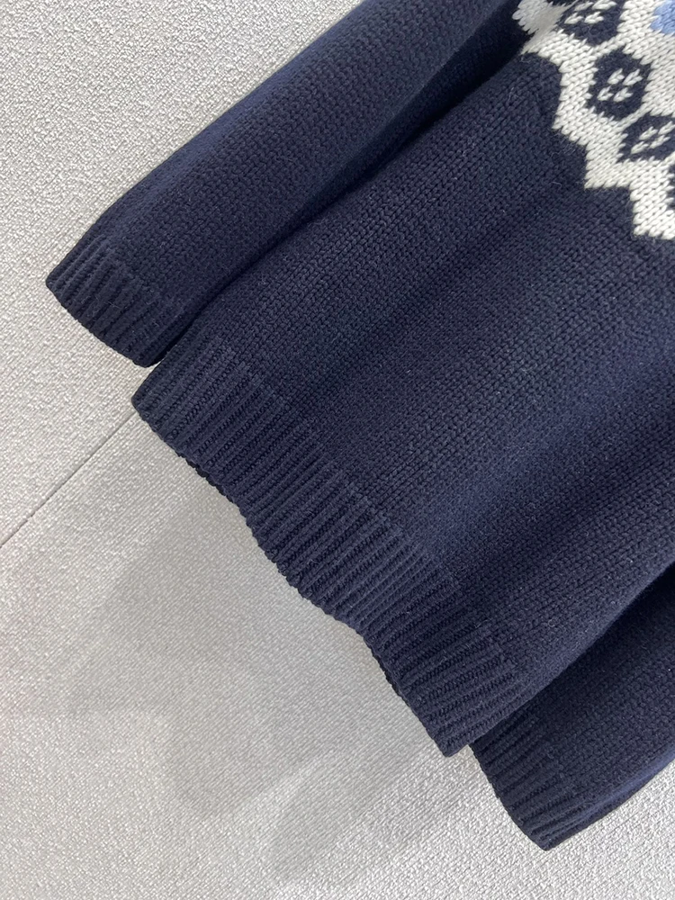 เสื้อสเวตเตอร์ไหมพรมคอตั้งลายทางสไตล์เรโทร รุ่นใหม่ประจำฤดูหนาวปี 2025 จาก SVORYXIU ให้ความสบายและทันสมัยสำหรับผู้หญิง