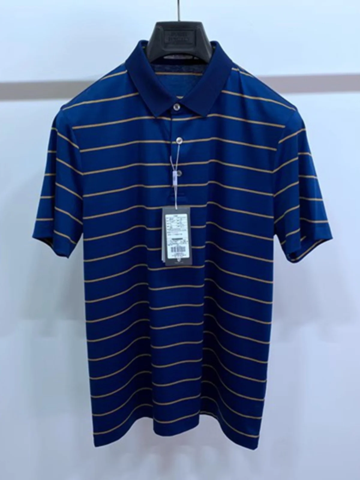 

Летняя тонкая мужская футболка с коротким рукавом, приятная к телу, из шелка (53,5%) и хлопка (0,5%), темно-синяя в полоску, для делового и повседневного стиля.