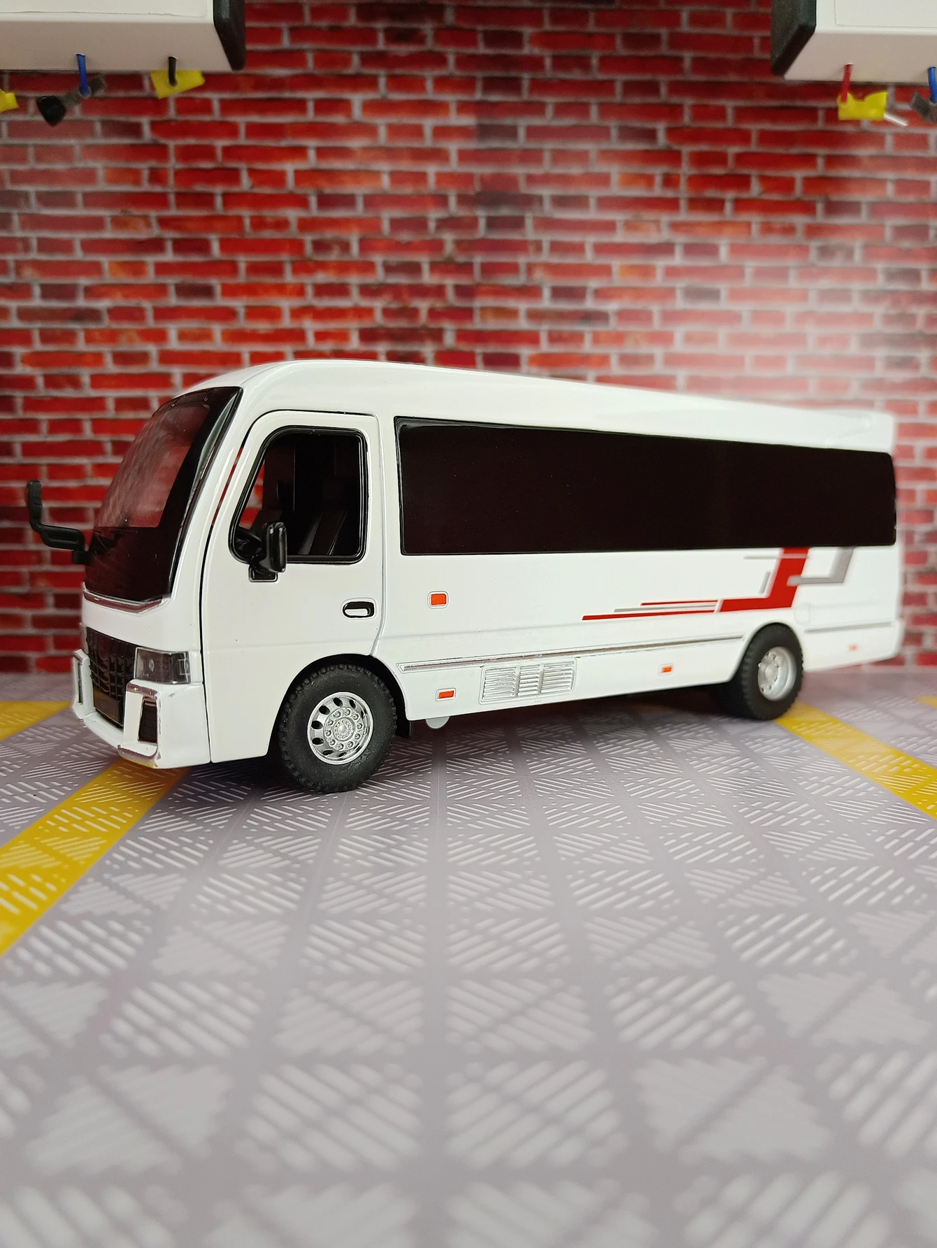 

1:32 имитация Toyota Coaster из сплава, модель бизнес-мобиля, коллекция украшений для автомобиля, двери, могут открыть звук и свет, подарки