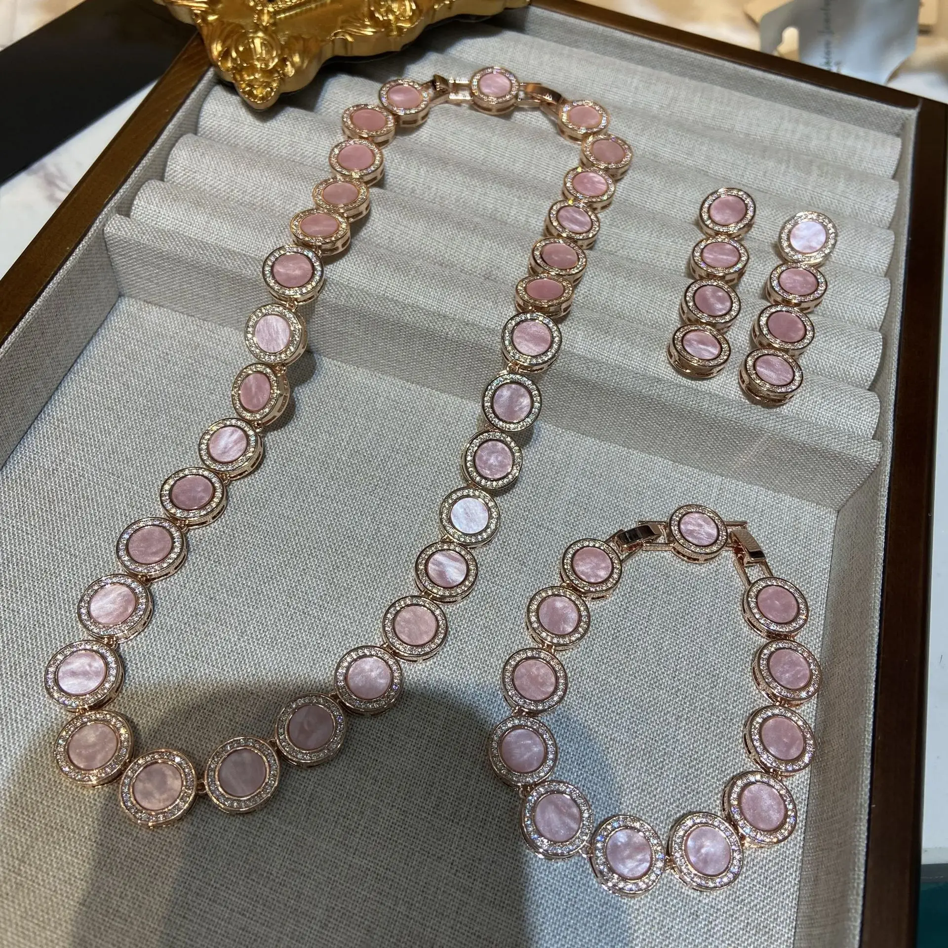 2025 New fashion jewelry set, natural powder shell bracelet, stud earrings, necklace, light luxury accessories for women
