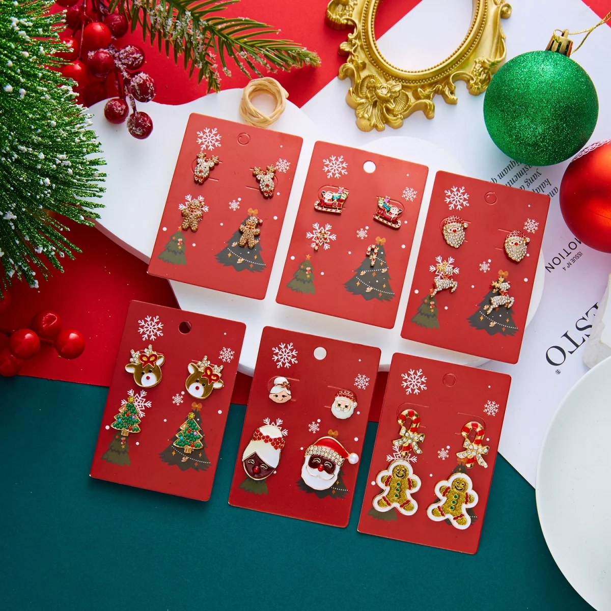 2 Paar/Set Weihnachtsbaum-Schleifen-Hirsch-Ohrstecker für Damen, niedliche Lebkuchenmann-Weihnachtsmann-Schlitten-Krücken-Ohrringe, Schmuck – Detail 18
