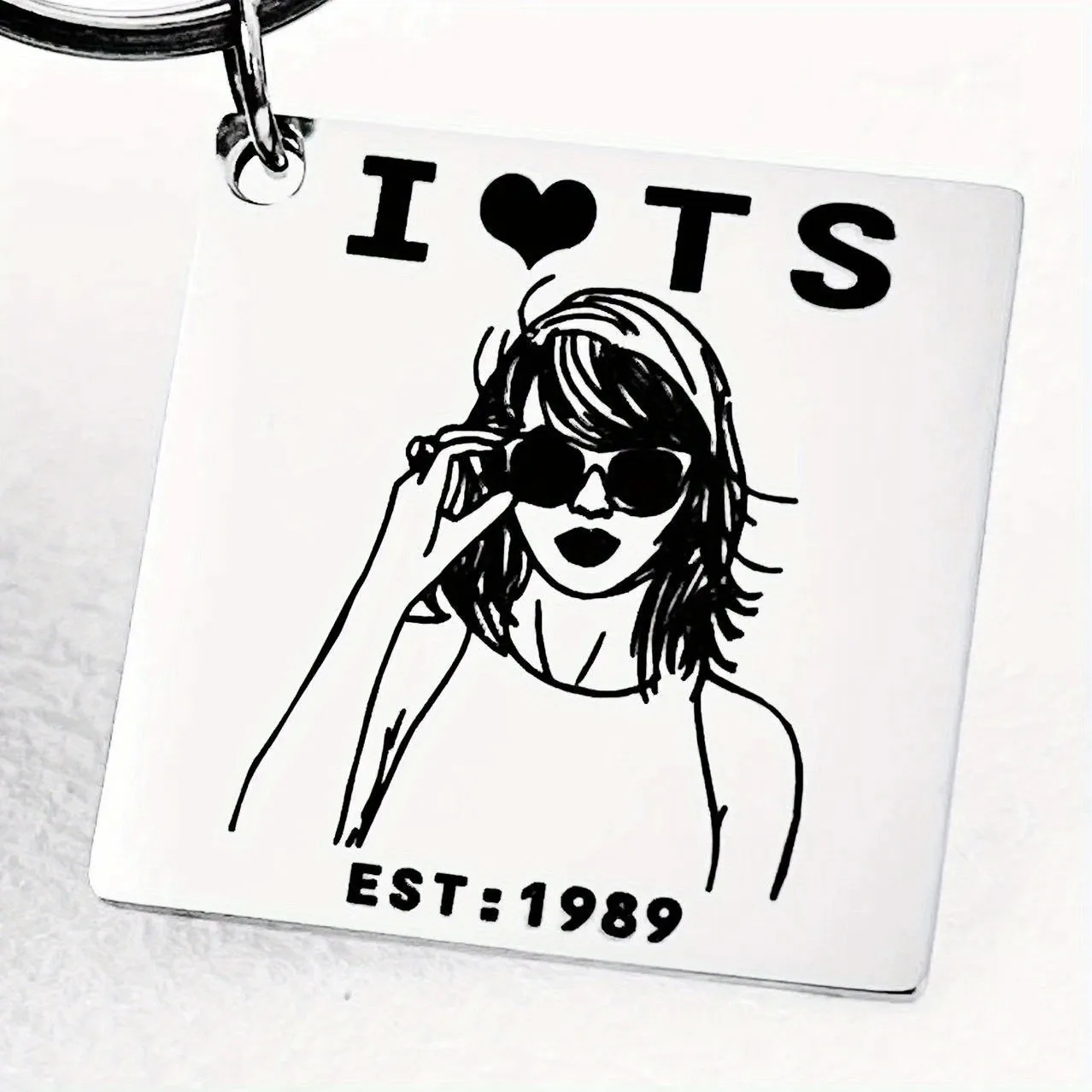 Taylor Swiftie， Star portrait keychain - the perfect commemorative gift for TS fans, a simple and elegant accessory