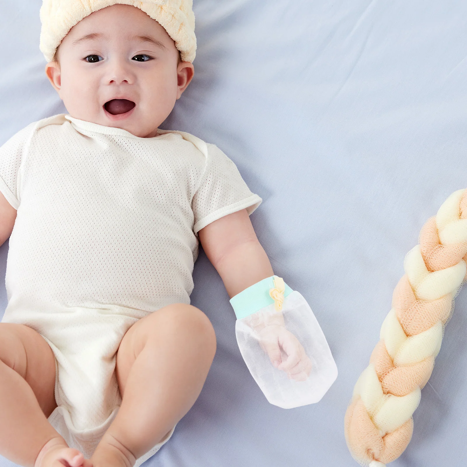 

2Pairs Baby Ice Silk Mittens Anti-Scratch Gloves Newborn Infant Hand Protectors Soft Comfortable Scratch Guards
