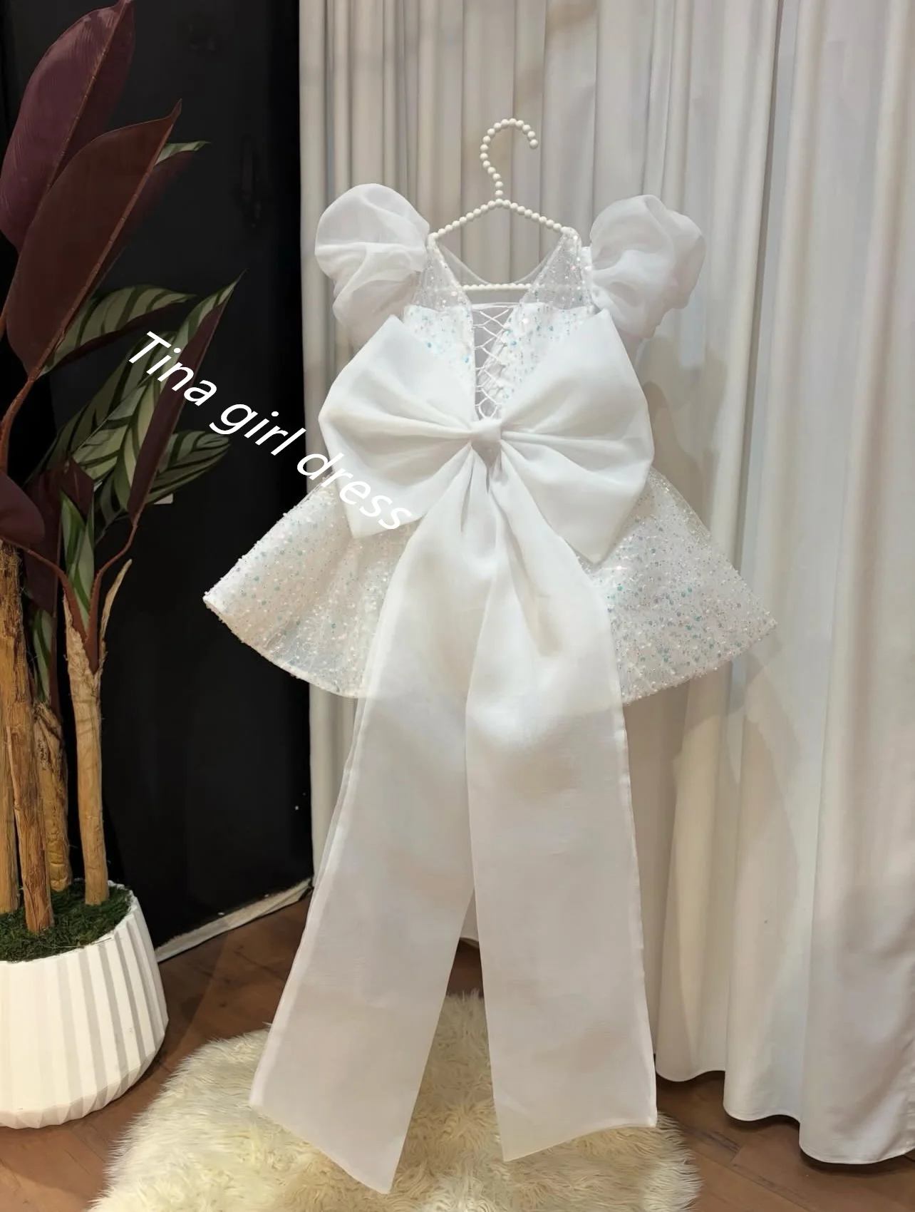 Shiny White Flower Girl Dresses for Wedding with Bow Sequins Knee Lenght Kids Party Birthday First Communion Ball Gown Custom