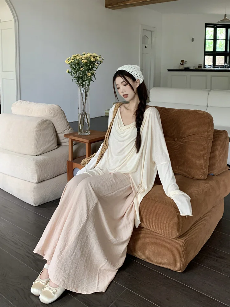 

Модный повседневный комплект из двух предметов: свободная футболка с длинным рукавом и драпированная юбка с широким подолом для ранней весны