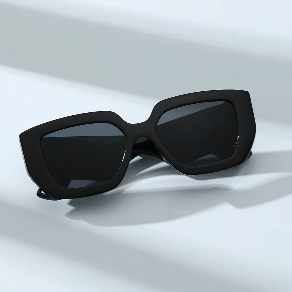 Extra-large square sunglasses for women, 2025 new arrival—stylish thick temples, trendy street‑style look, perfect for no‑make‑u