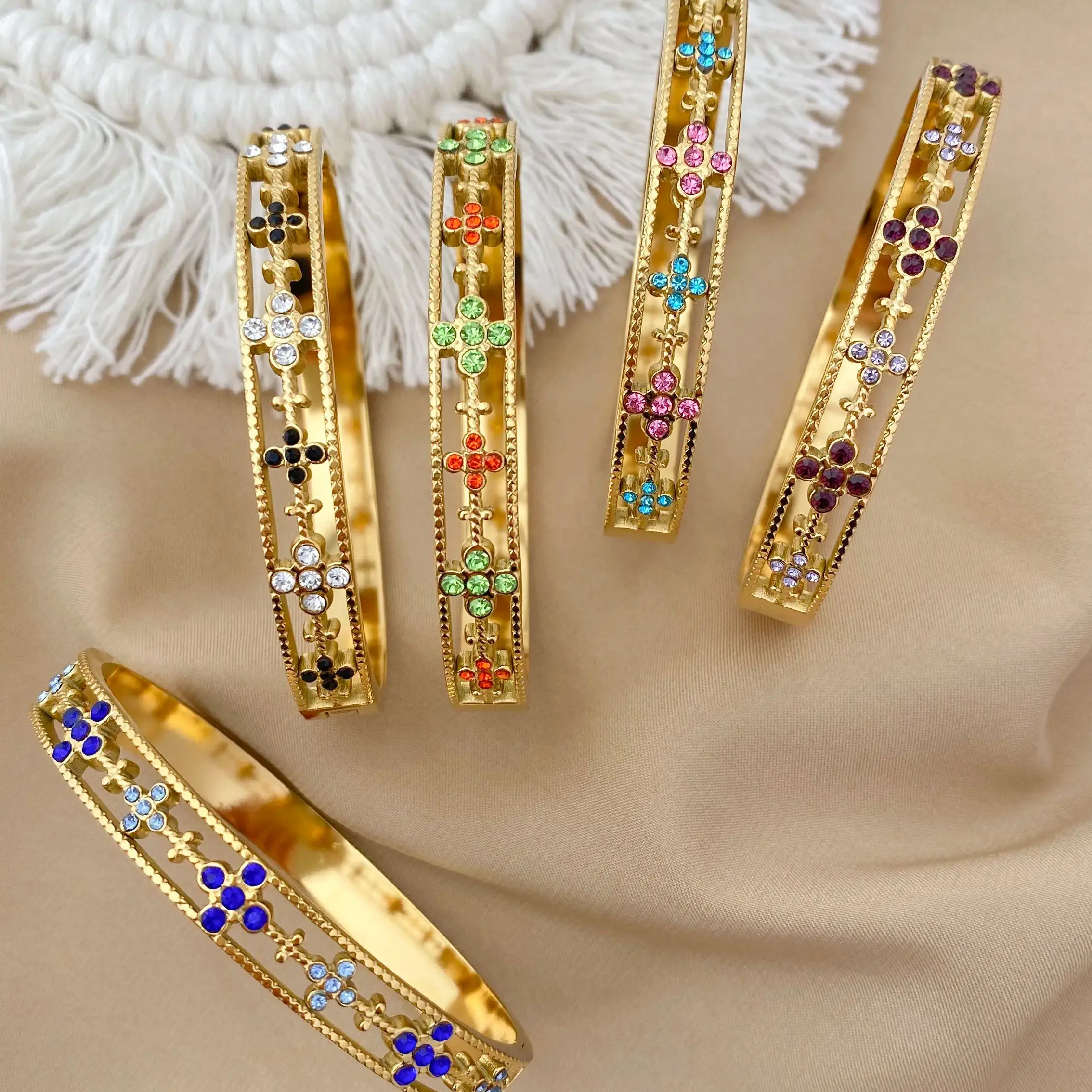 Bracelets de luxe populaires en acier inoxydable, tendance, de haute qualité, incrustés de Zircon complet, trèfle plaqué or, en forme de quatre feuilles