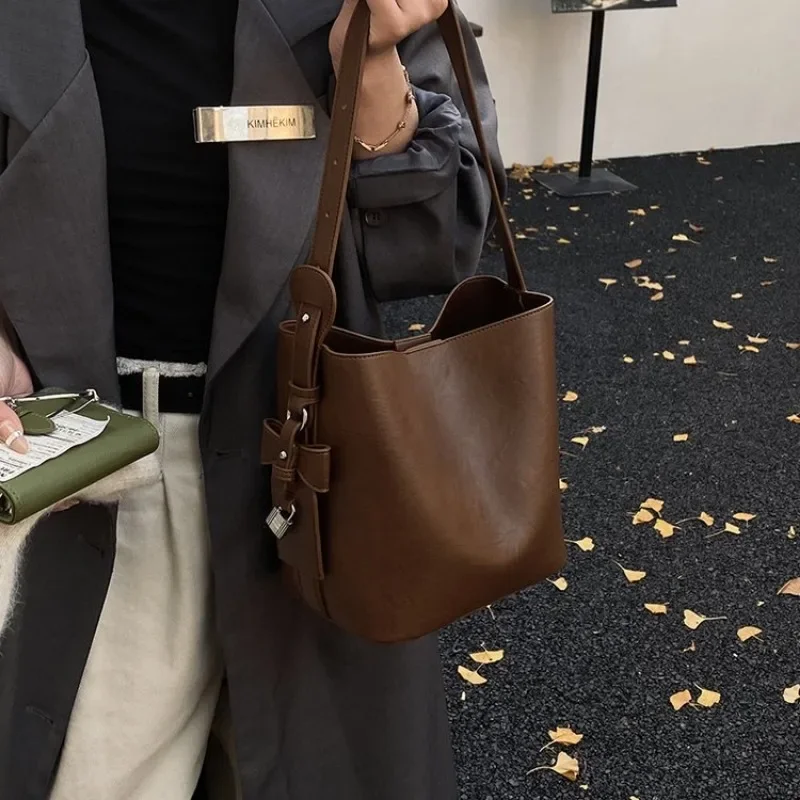 

Luxurious Underarm Diaper Bag Handbag Tote Weekend Getaway Large Capacity Exquisite Sleek Elegant Versatile Functional