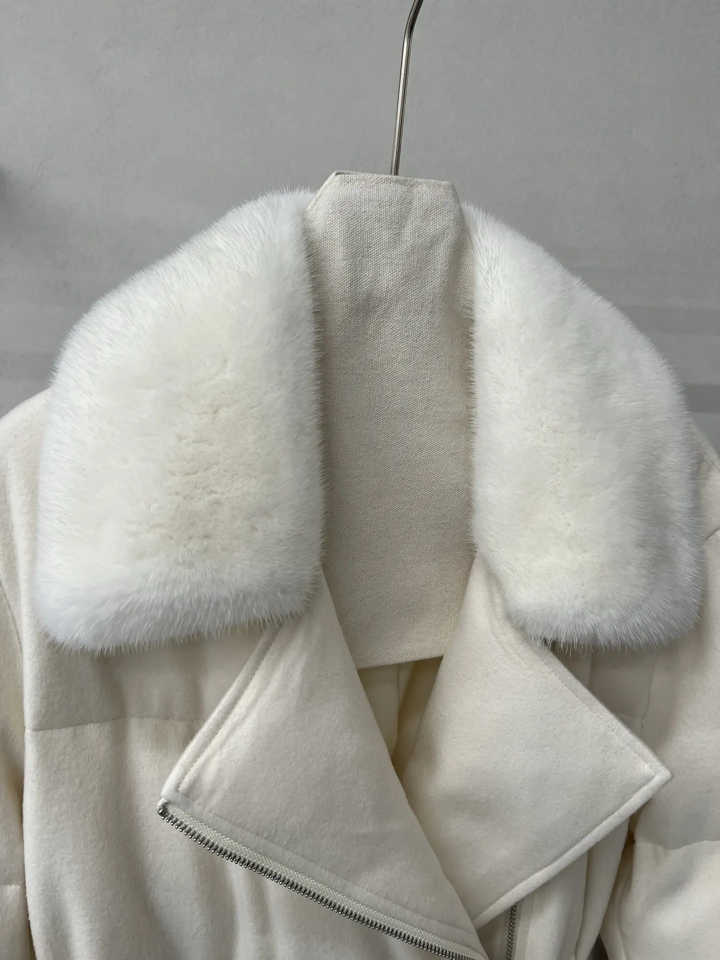 2022 Winter-Daunenjacke für Damen im neuen Stil mit Nerzpelzkragen, Bindeband, Wolle, Seide und Gänsedaunen