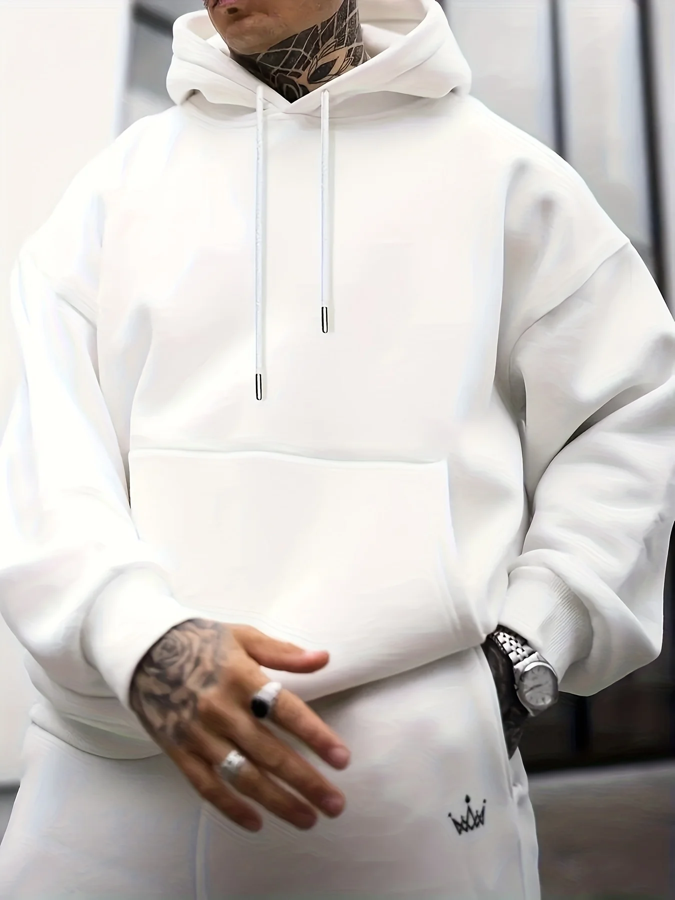 

Модная, популярная новинка ранней осени: однотонная толстовка с капюшоном, легкая и удобная, стильная, для занятий спортом на открытом воздухе.