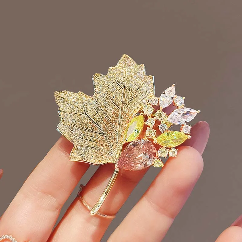 Elegant Crystal Red Green Blue Maple Leaf Brooches For Women Luxury Temperament Weddings Banquet Clothing Jewelry Accessories