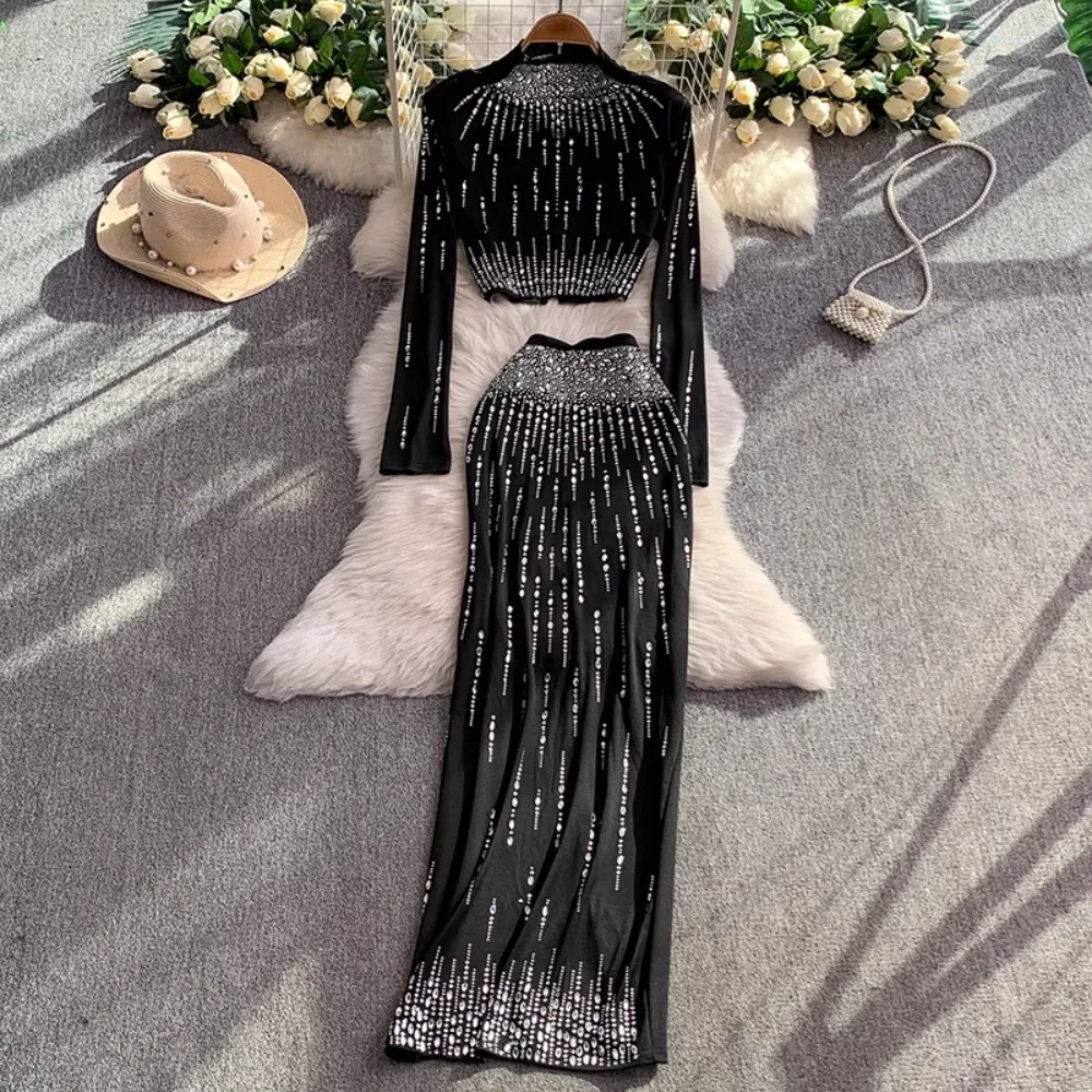 

Женский вечерний костюм-двойка однотонного цвета: длинный топ в рубчик с бисером и юбка с высокой талией, облегающая, с разрезом