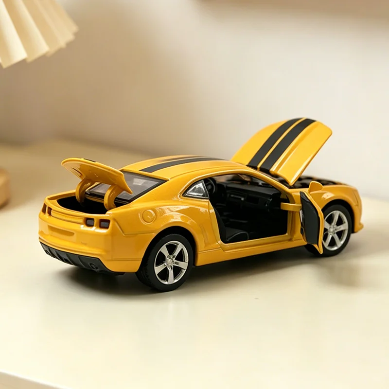 Camaro Bumblebee em escala 1:36, modelo de carro vintage em liga metálica, réplica de veículo miniatura com sistema de fricção para coleção ou presente.