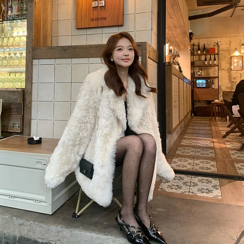 Un nouveau manteau de fourrure mi-long avec col de costume et mélange pour femme