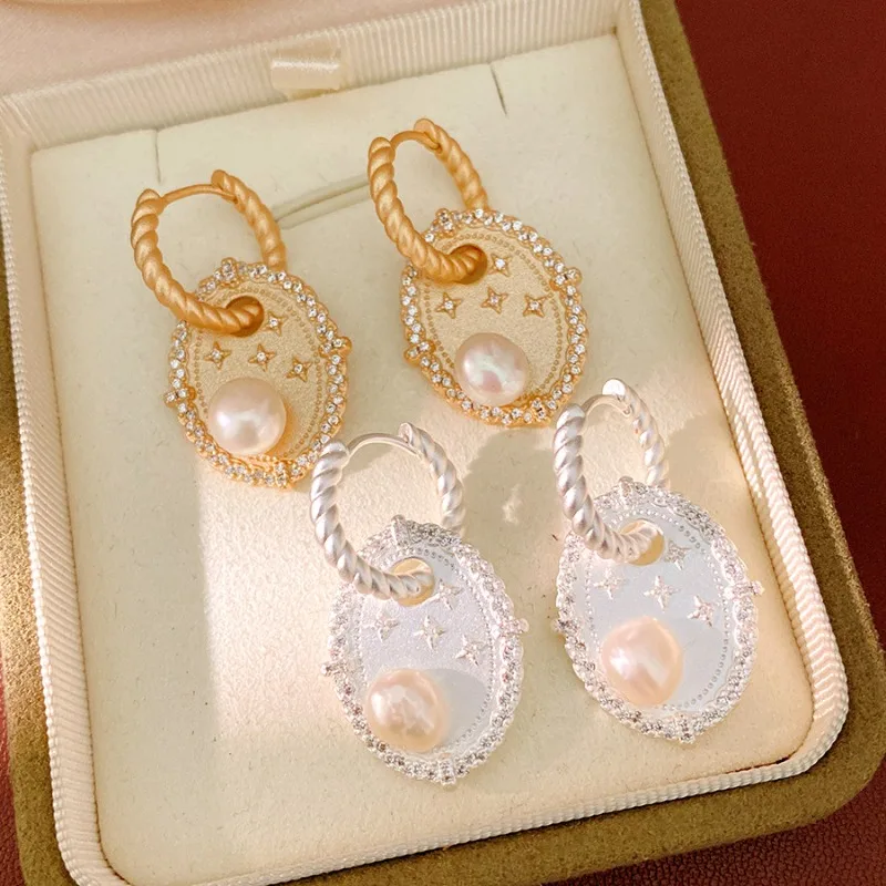

French Retro Star Freshwater Pearl Ear Clips Luxury Diamond Oval Tag Earrings Unique Design Temperament Earrings