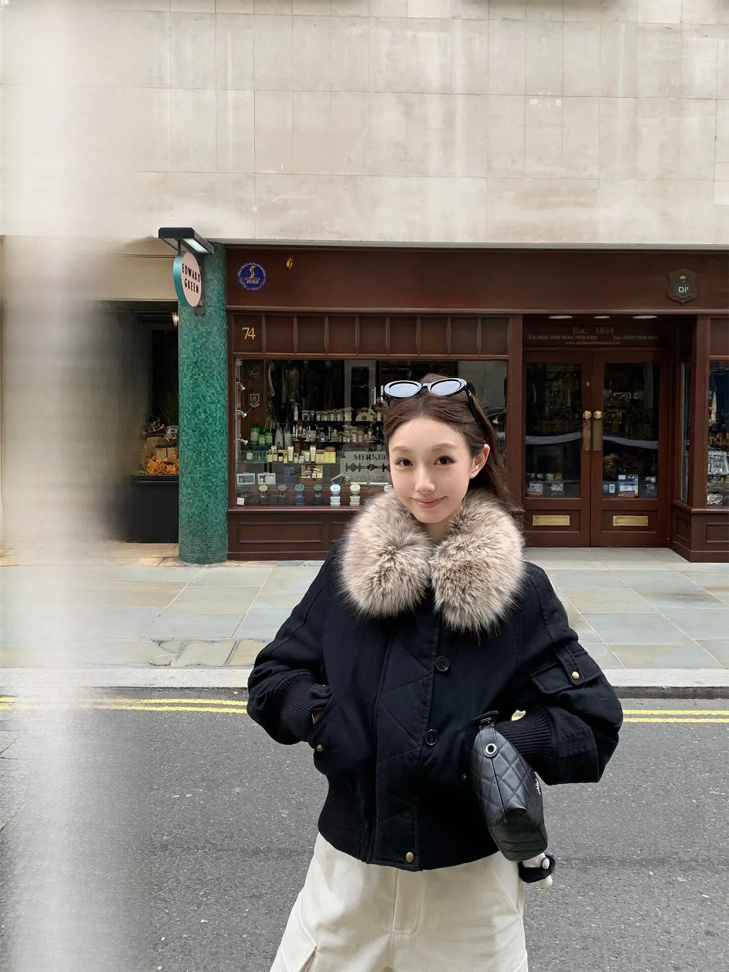 

Женская короткая куртка с отстегивающимся меховым воротником, повседневная, свободного кроя, теплая, с наполнителем из хлопка и пуха, сувенирная куртка в лондонском стиле