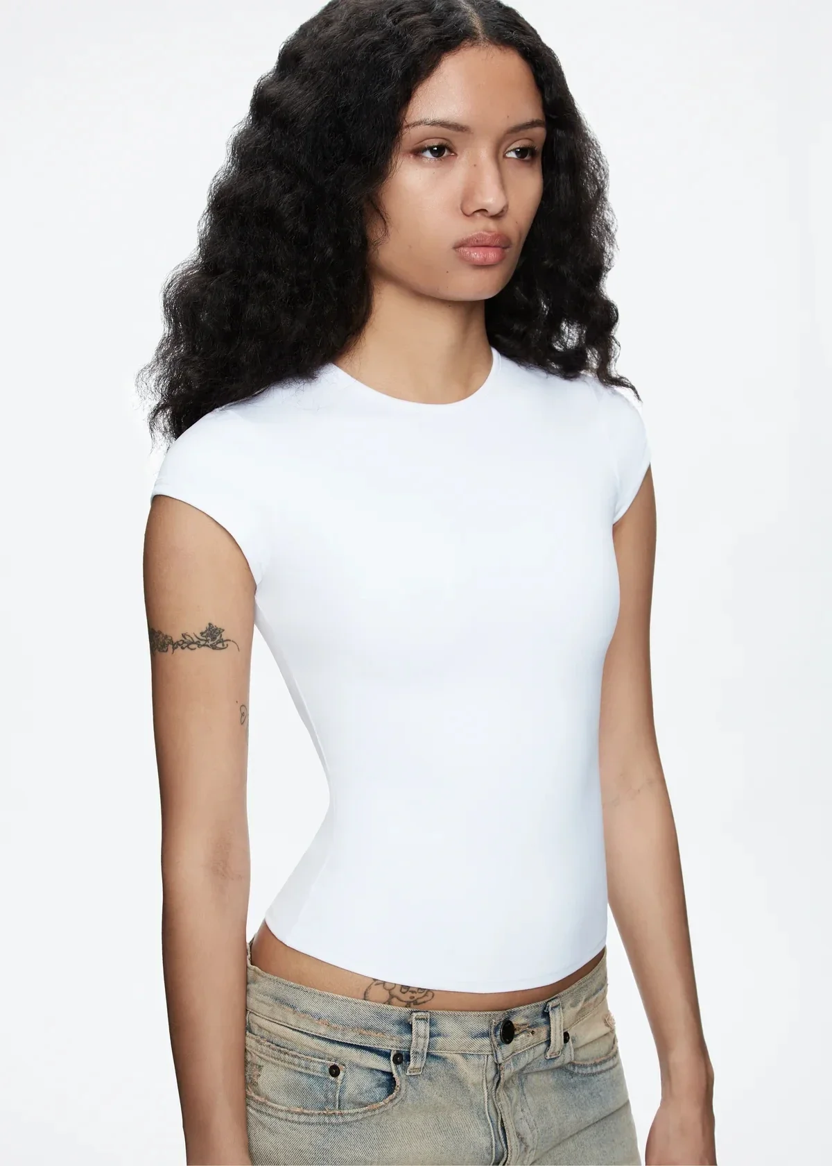 تي شيرت تانك ai باللون الأرجواني بأكمام قصيرة مع خط عنق دائري مناسب للتخسيس، لون أرجواني داكن جذاب جدًا